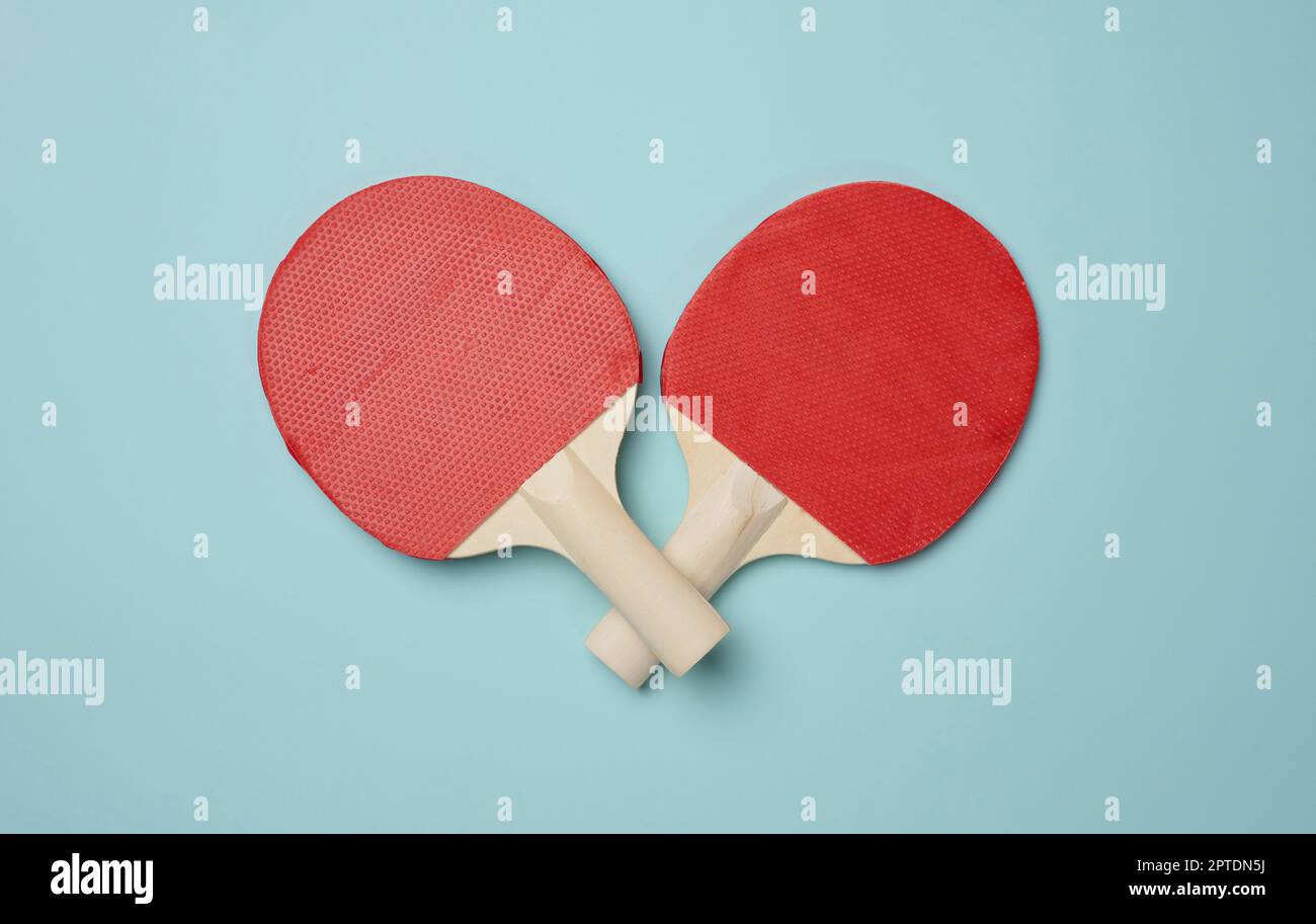 Ein Paar Tennisschläger aus Holz für Tischtennis auf blauem Hintergrund, Draufsicht Stockfoto