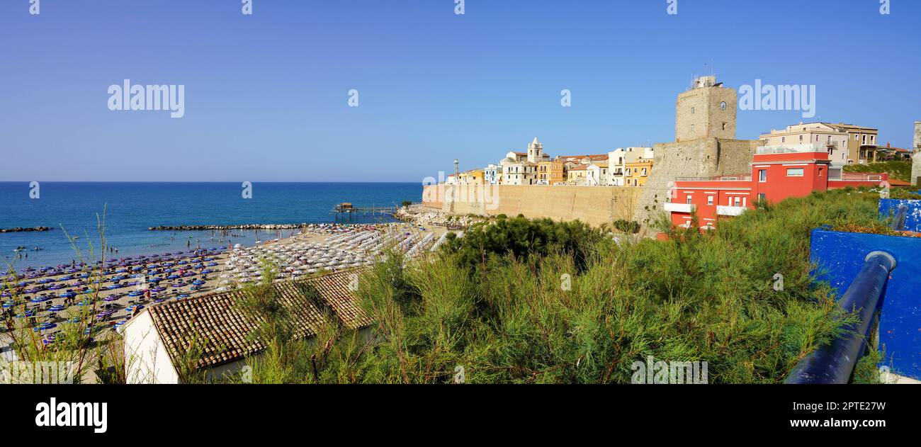 Panoramablick auf Termoli mit historischer mittelalterlicher Stadt und Strand, Molise, Italien Stockfoto