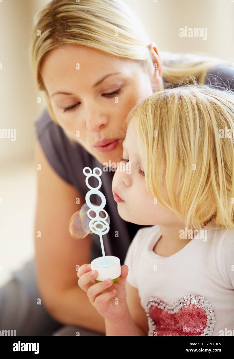 Blasen mit Mama. Eine Mutter bläst mit ihrer kleinen Tochter Blasen  Stockfotografie - Alamy