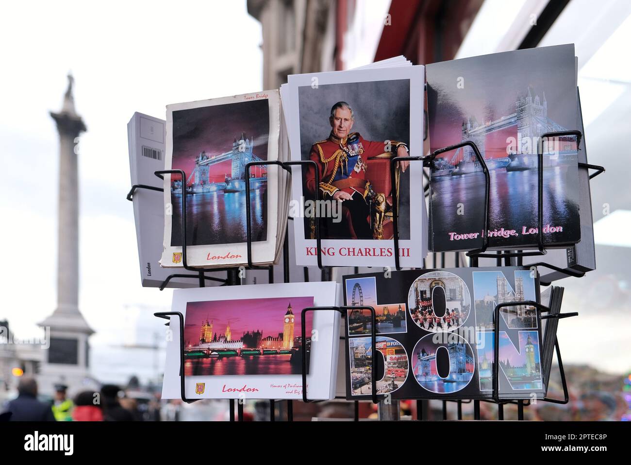 London, Großbritannien. Touristenpostkarten werden vor einem Souvenirladen verkauft, mit Nelson's Column im Hintergrund. Stockfoto