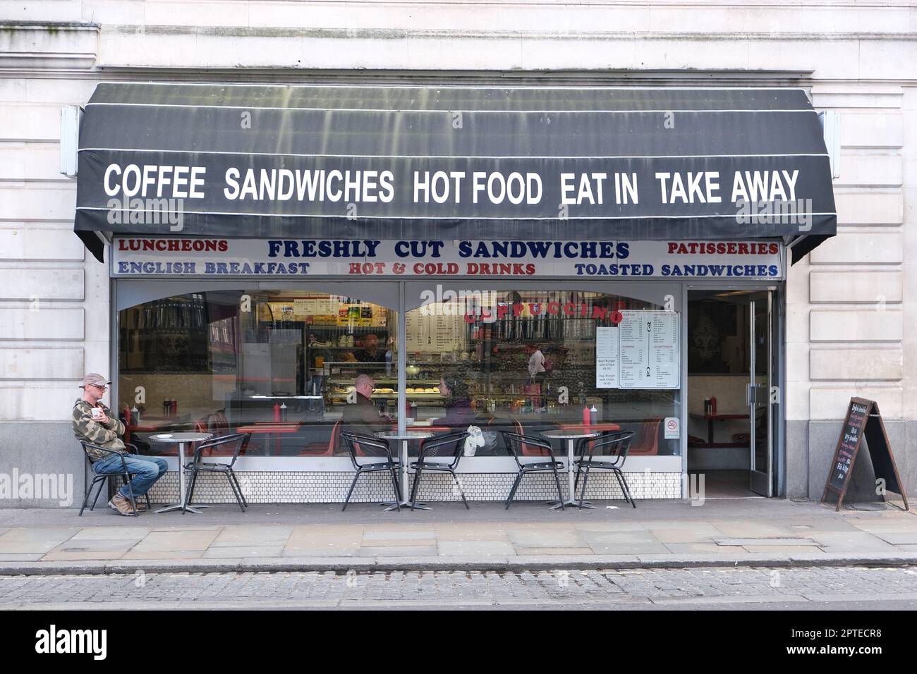 London, Großbritannien. Das Breadline Cafe in der Duncannon Street serviert traditionelle britische Cafés. Stockfoto