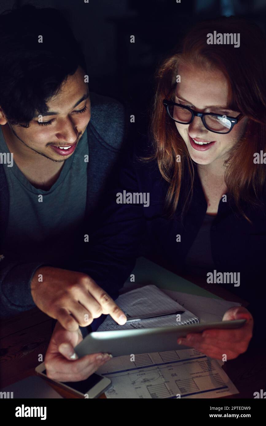 Es macht ihnen nichts aus, etwas mehr zu tun. Eine Gruppe junger Leute, die lange im Büro