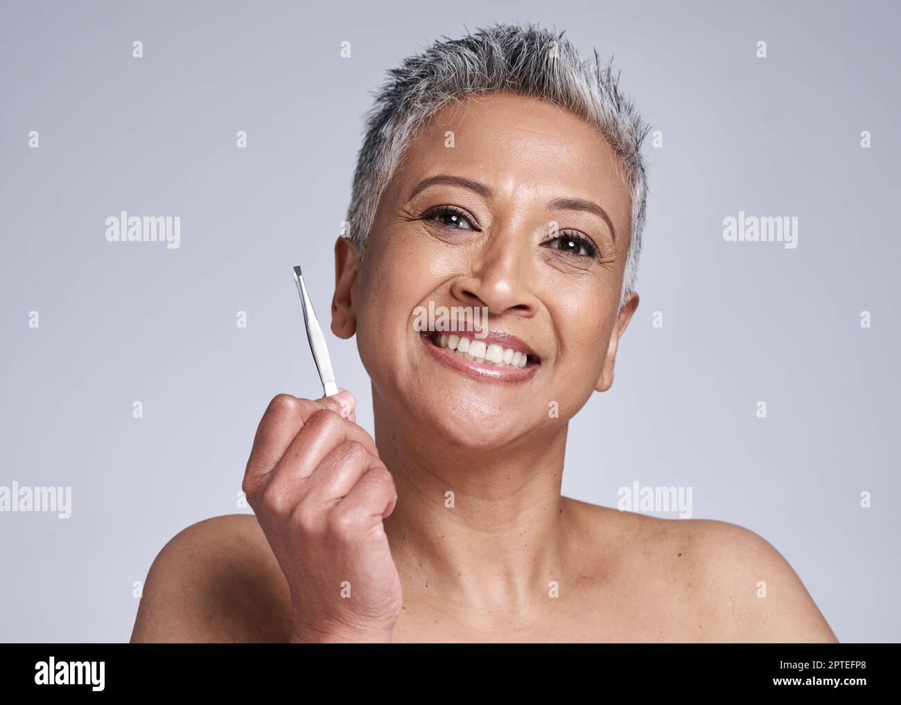 Schönheit, Pinzette und Porträt einer Seniorin, die ihr Gesichtshaar in einem Studio zur Hautpflege pflegt. Kosmetik, Selbstpflege und glückliche ältere Dame mit einem kleinen Stockfoto