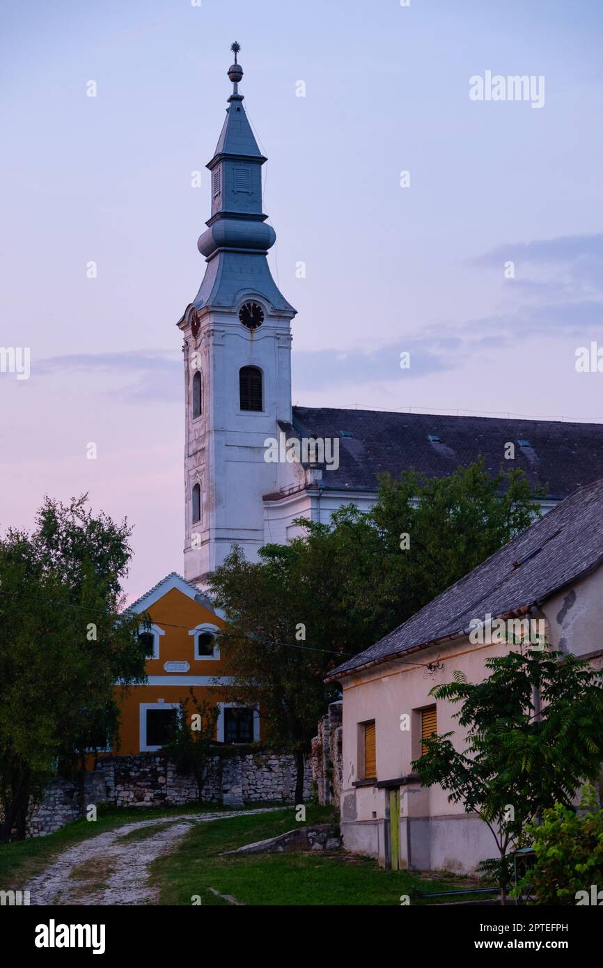 Der Glockenturm der reformierten Kirche wurde im Jahre 1825 - Koveskal, Ungarn gebaut Stockfoto