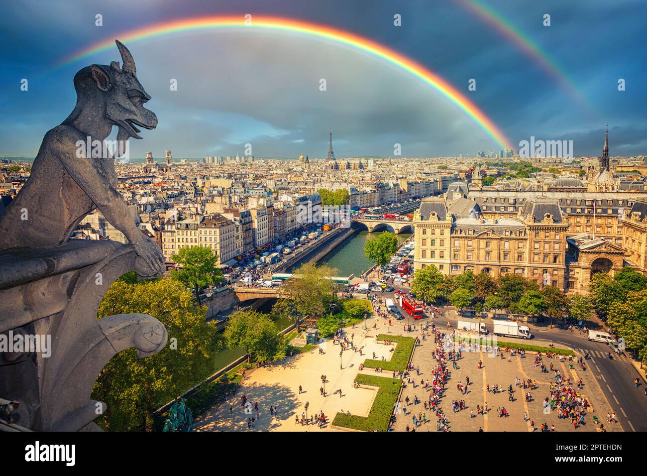 Regenbogen über Gargoyle auf der Kathedrale Notre Dame, Paris, Frankreich Stockfoto