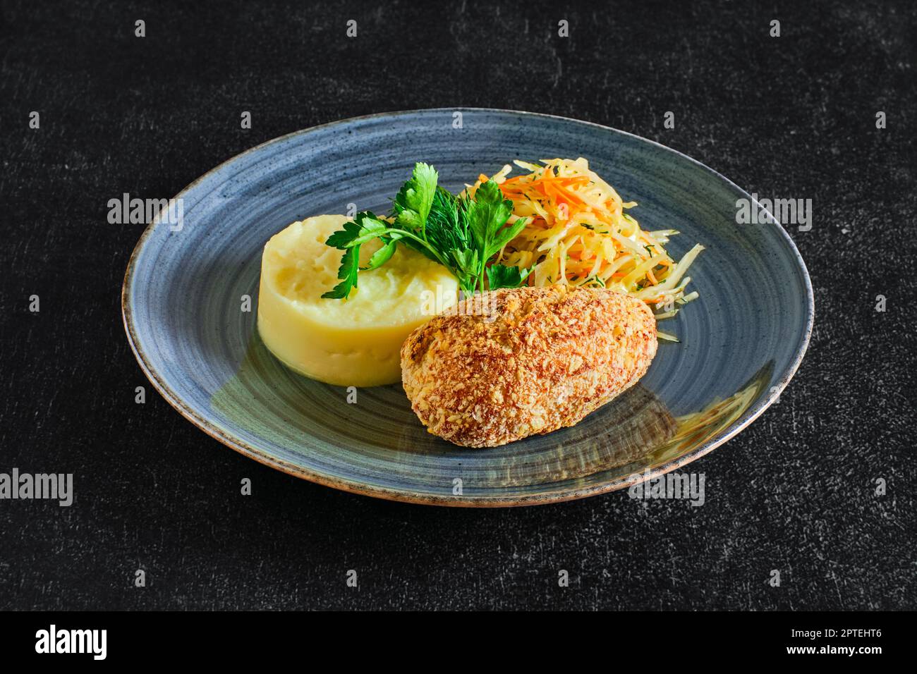 Traditioneller Kiewer Kürbis mit Kartoffelpüree und eingelegtem Kohl Stockfoto