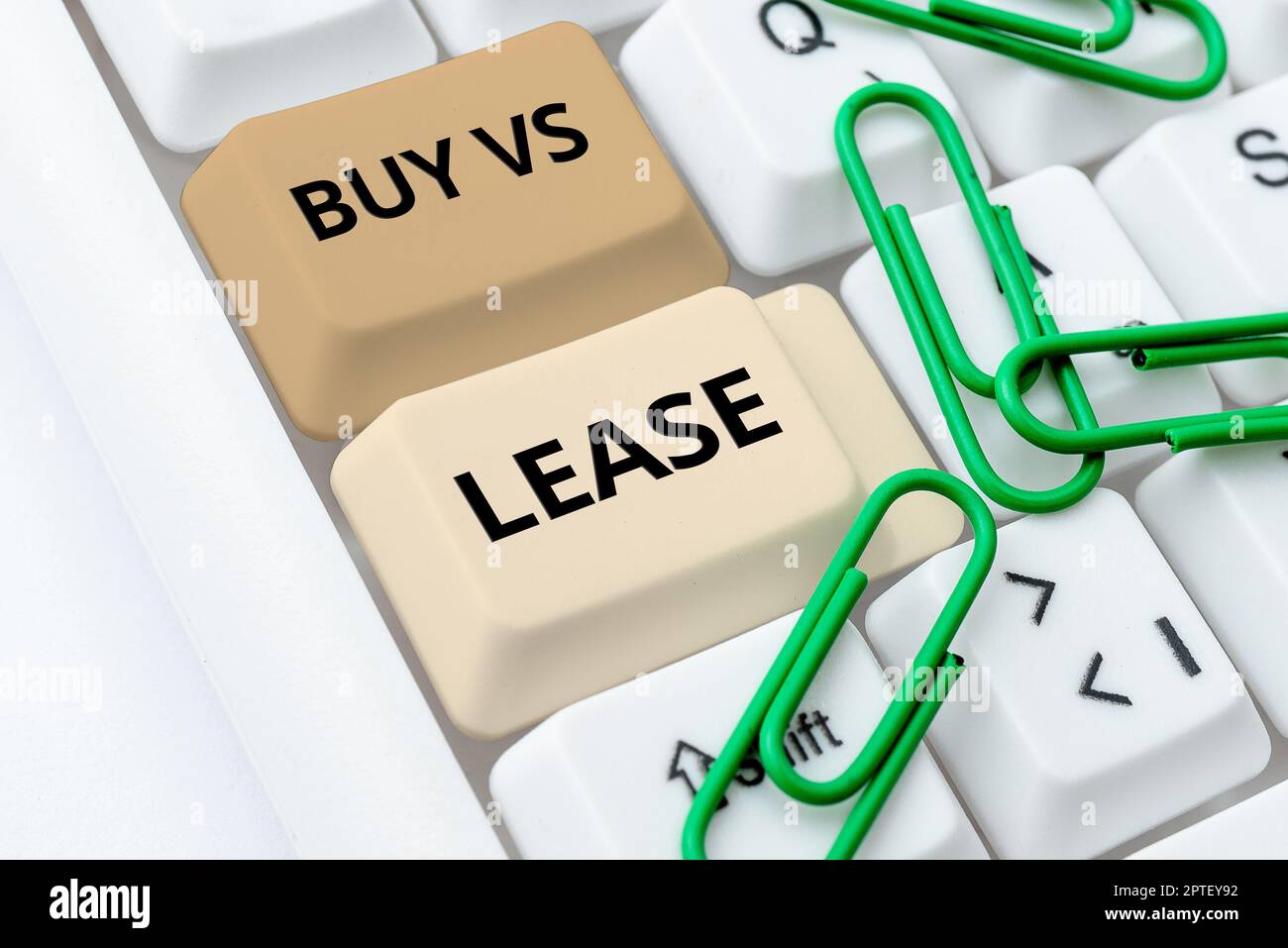 Konzeptuelle Darstellung Kaufen vs. Leasing, Wort auf eigene etwas geschrieben vs. Leihen es Vorteile Nachteile Stockfoto