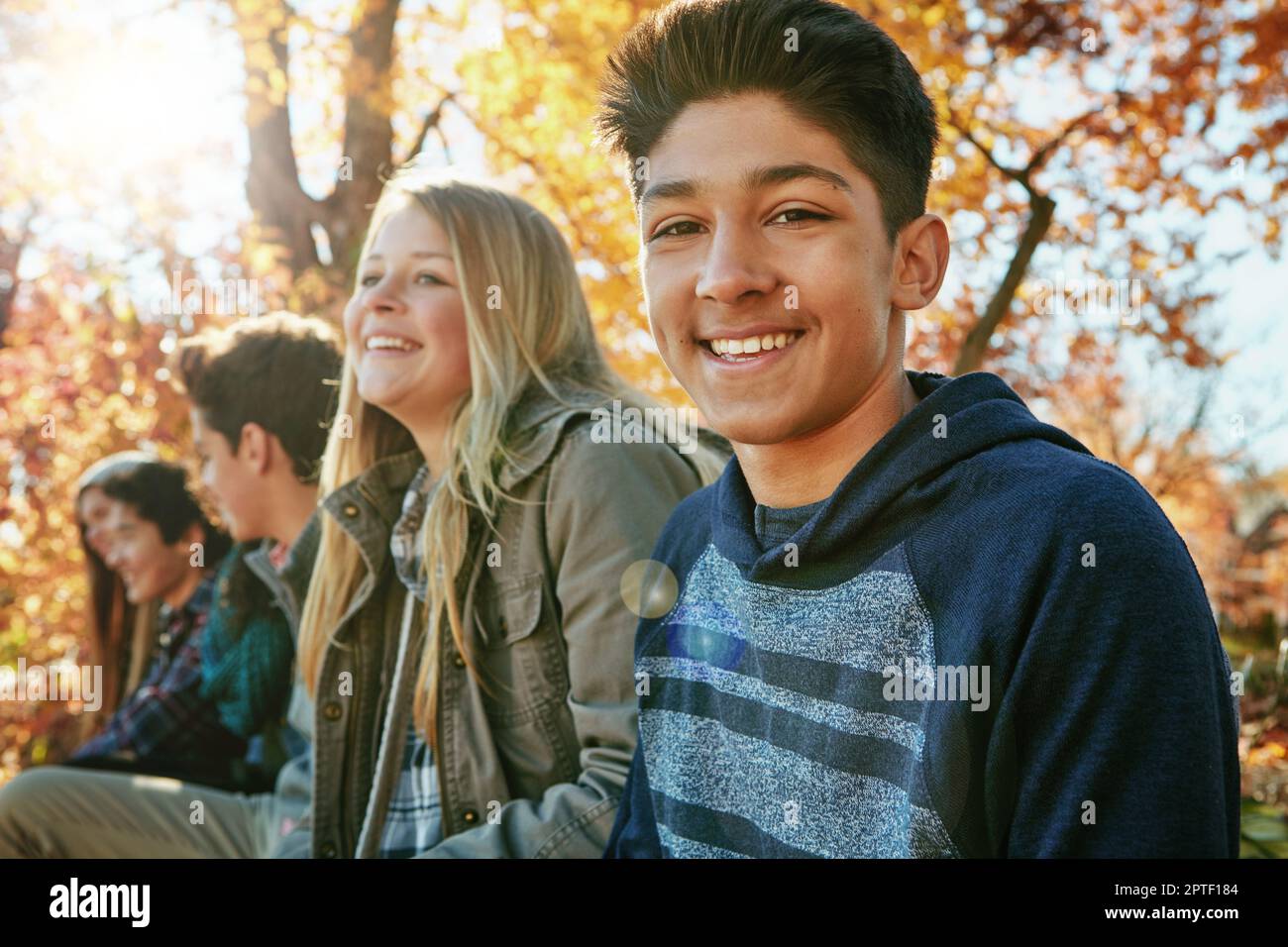 Unbegrenztes Lächeln, wenn wir zusammen sind. Porträt einer Gruppe junger Freunde, die einen gemeinsamen Tag im Park genießen. Stockfoto