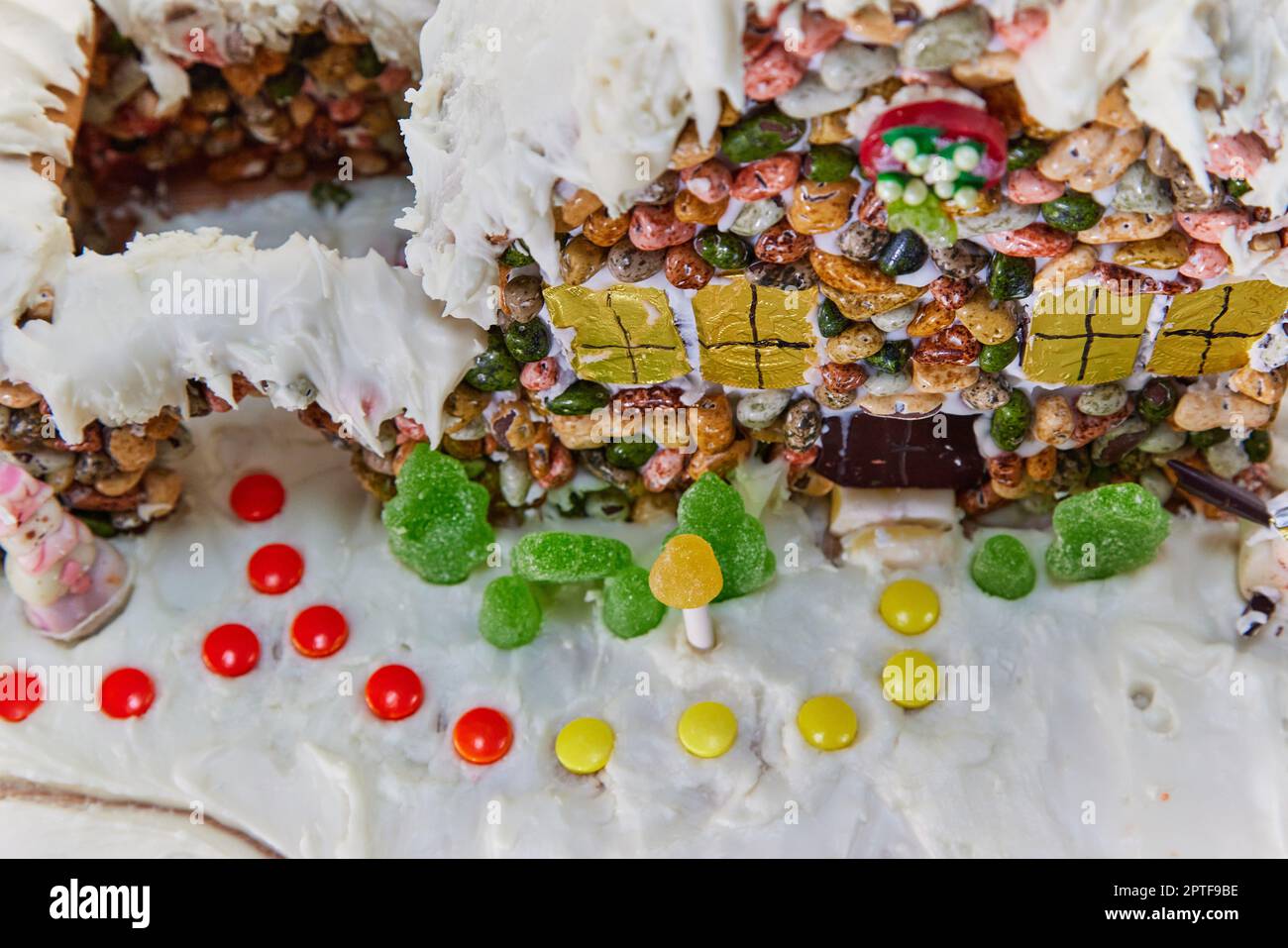 Verschneite Lebkuchen Haus 's Vorgarten, wie von oben gesehen. Stockfoto