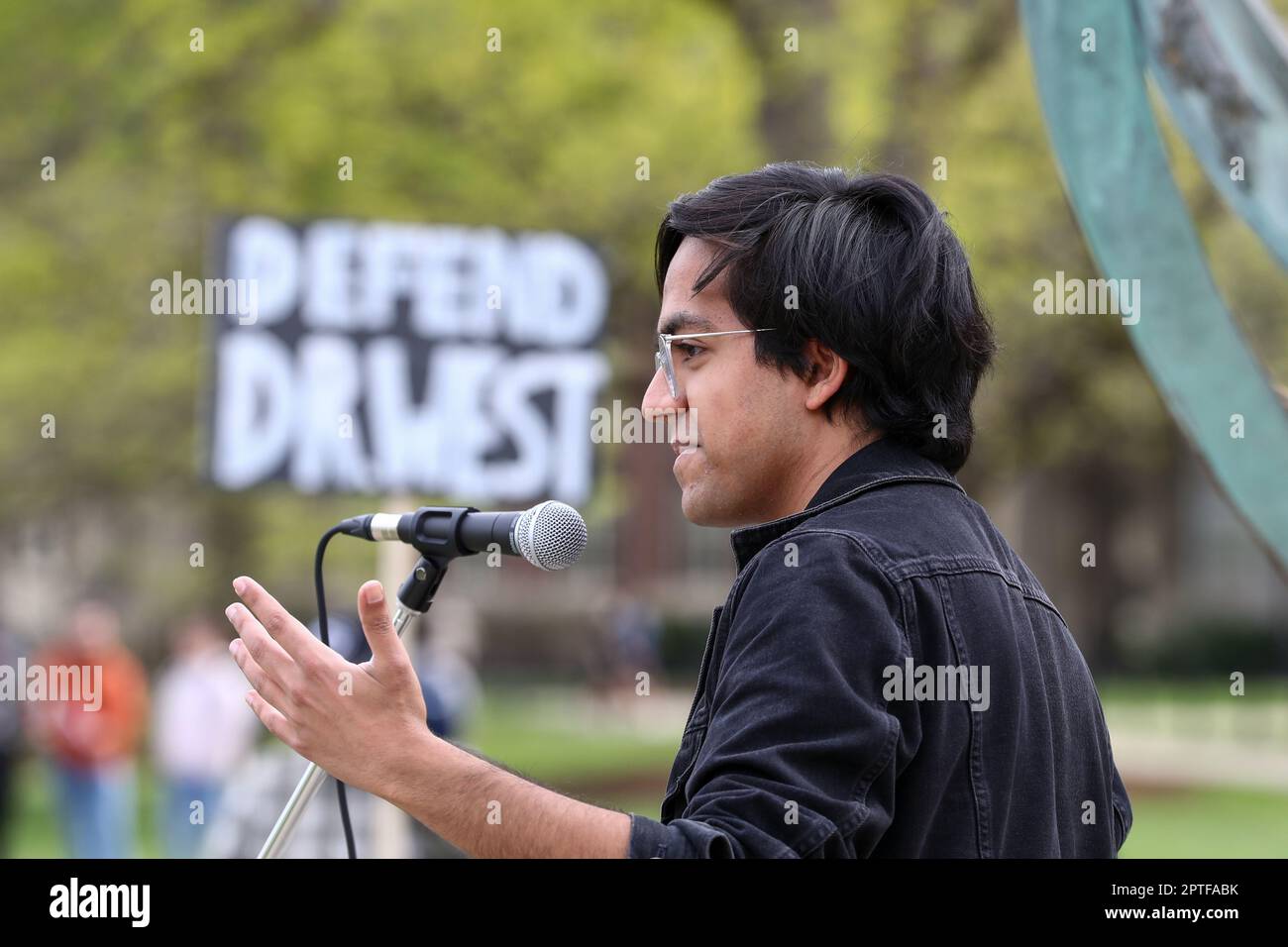 State College, Usa. 27. April 2023. Penn State Student Taran Samarth spricht am 27. April 2023 während der Rally for Black Studies am Penn State College, Pa. (Foto: Paul Weaver/Sipa USA) Guthaben: SIPA USA/Alamy Live News Stockfoto