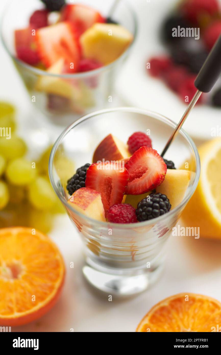 Das ist köstlich. Stille Lebensaufnahme gemischter Fruchtdesserts Stockfoto