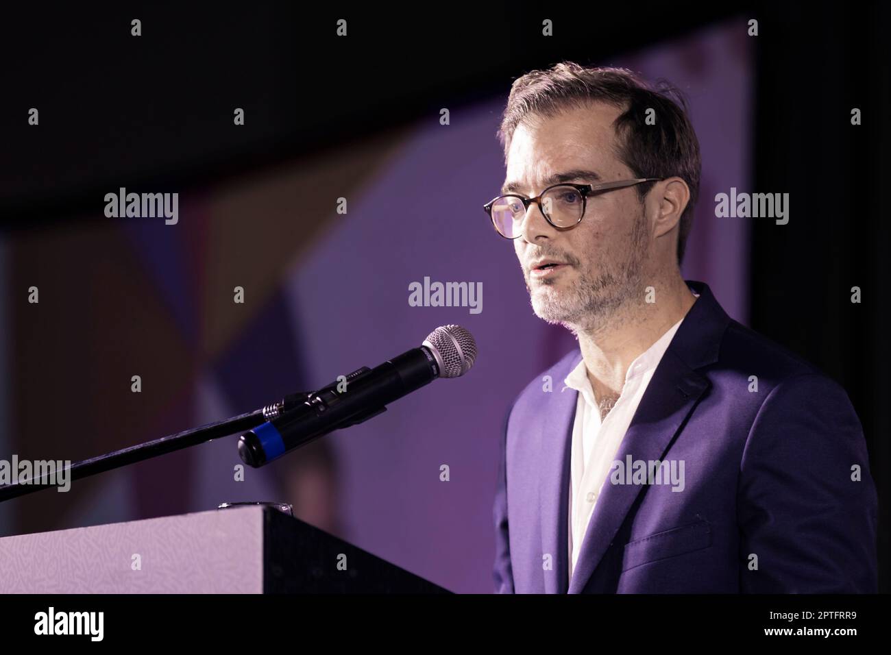 Buenos Aires, Argentinien. 27. April 2023. Die Eröffnungszeremonie der 47. in Buenos Aires stattfindenden internationalen Buchmesse fand bis Mai 15 im La Rural Hotel mit mehr als zweitausend geplanten Aktivitäten statt. Der Kulturminister der Stadt Buenos Aires, Enrique Avogadro, hält seine Rede bei der Eröffnungszeremonie. (Kredit: Esteban Osorio/Alamy Live News) Stockfoto