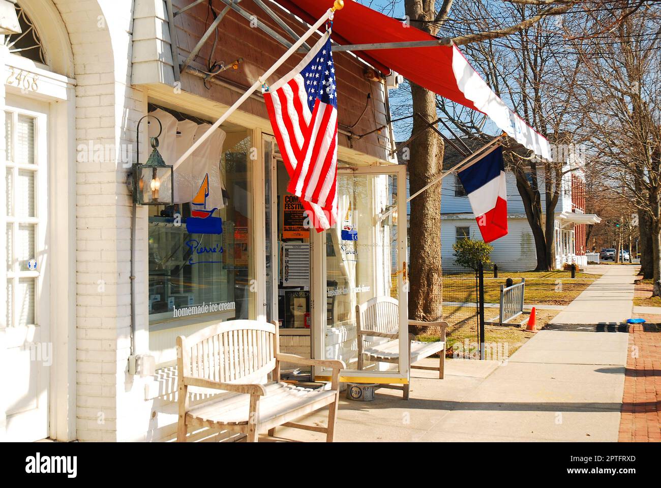Eine französische Bäckerei in East Hampton, in den Hamptons von Long Island, fliegen die amerikanische und französische Flagge vor dem Laden Stockfoto