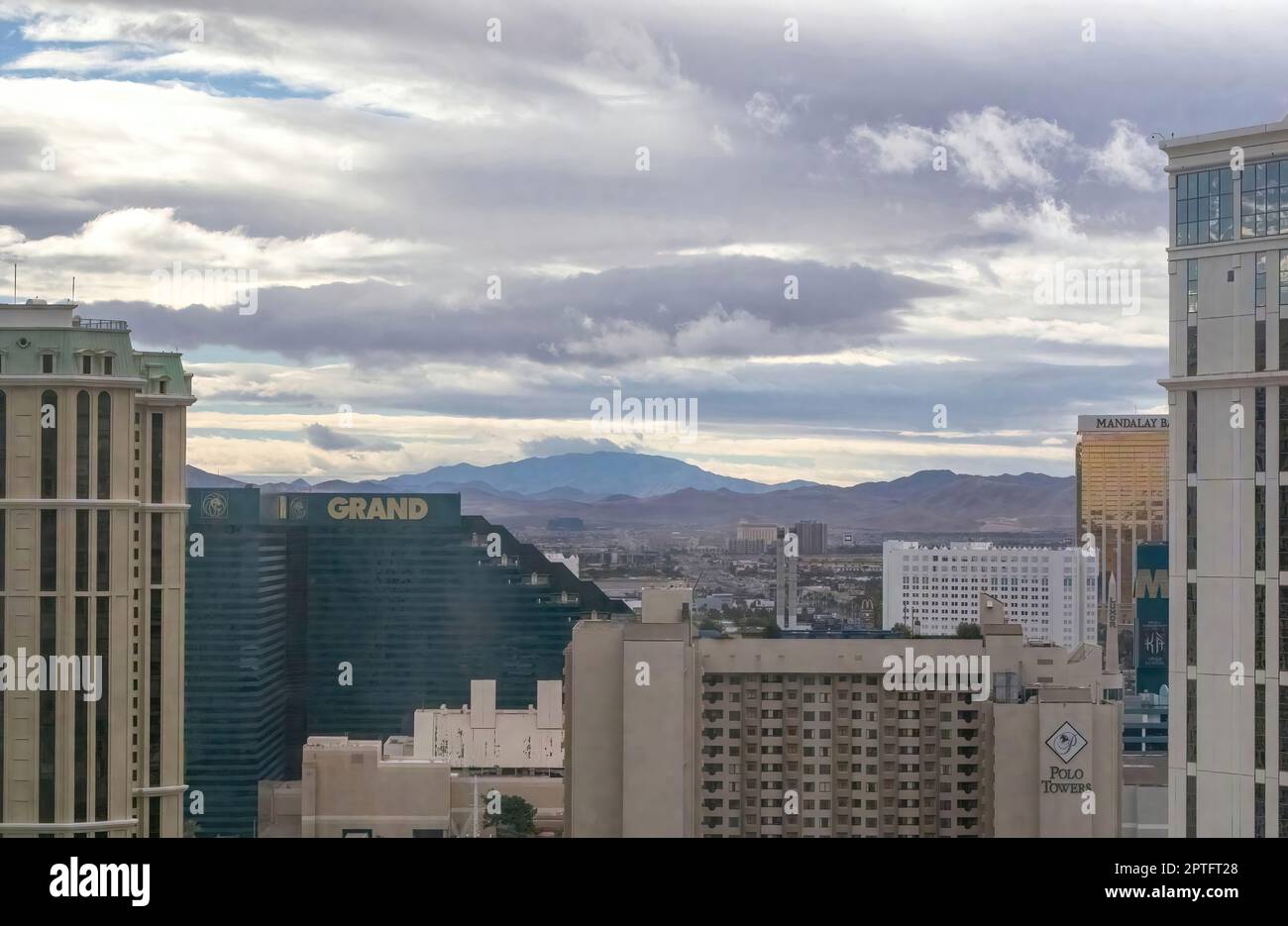 Downtown Grand Hotel und Casino und Hilton Vacation Club Polo Towers mit den Bergen in der Ferne; in Las Vegas, Nevada USA. Stockfoto
