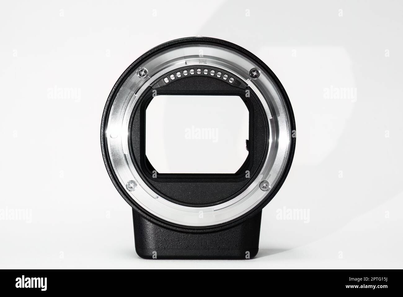 Spiegelloser Kameraobjektivadapter, isoliert in Weiß, mit Kopierbereich. Stockfoto