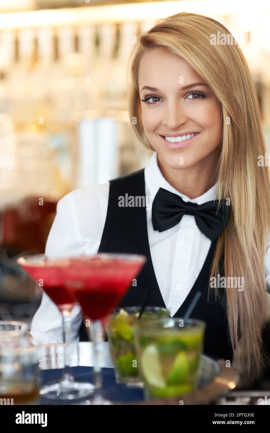 Happy Hour. Porträt einer wunderschönen Bardame, die Cocktails in einem barrestaurant serviert Stockfoto