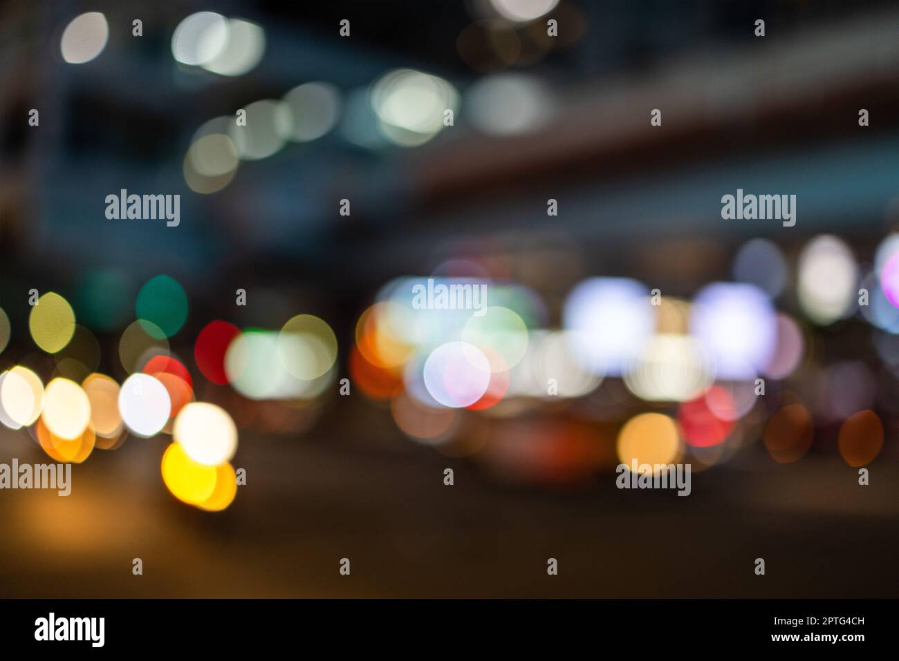 Verschwommene Sicht auf die Straße bei Nacht Stockfoto