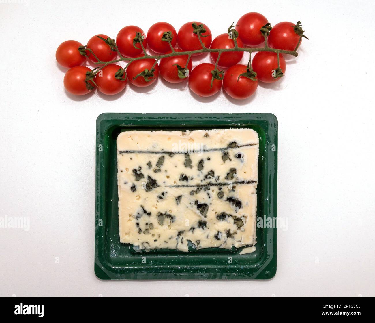 Roquefort Blauschimmelmuster mit roten Kirschtomaten auf Weinreben Stockfoto