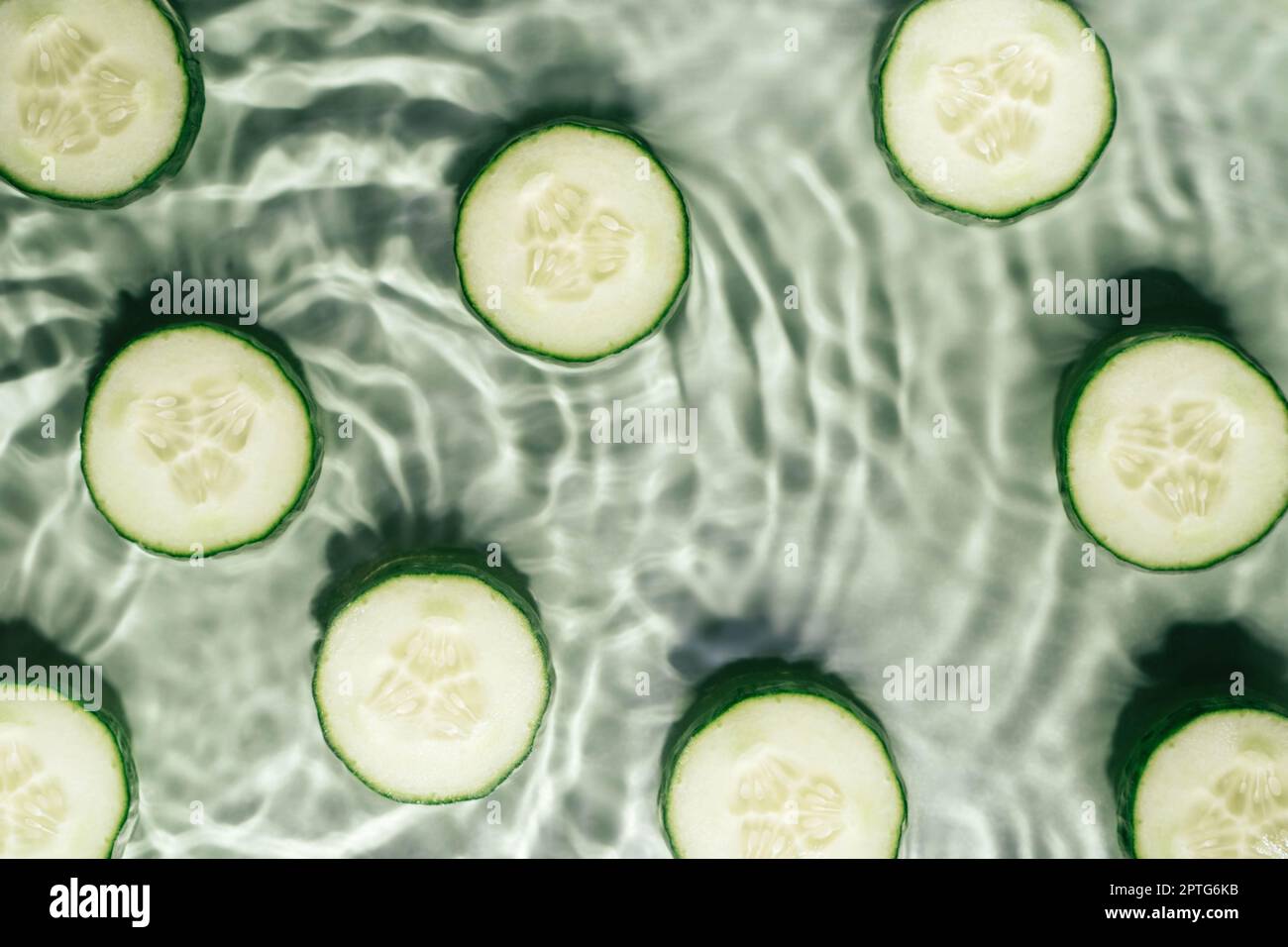 Gurkenscheiben liegen auf der Oberfläche des geriffelten, frischen ...