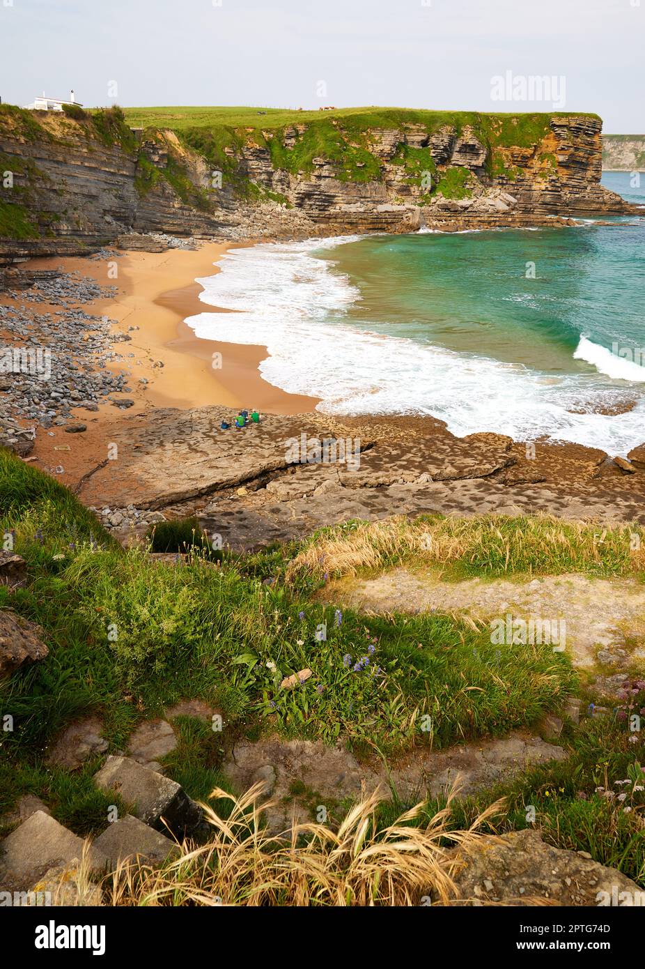 Namenlose Strand in der Nähe von Galizano, vom Weg des Camino de Santiago aus gesehen (Route Camino del Norte). Stockfoto