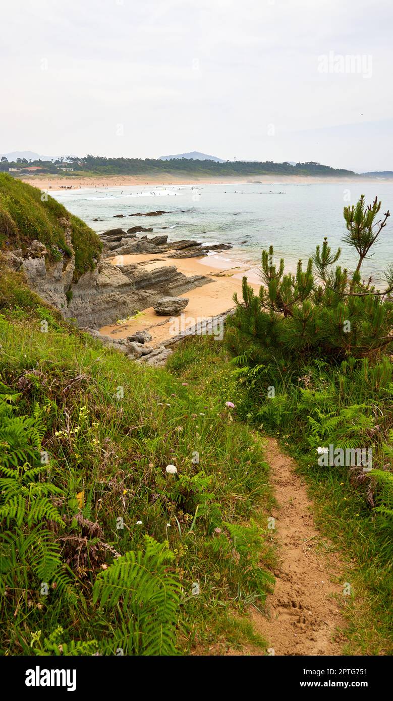 Pfad zum Somo Beach. Stockfoto