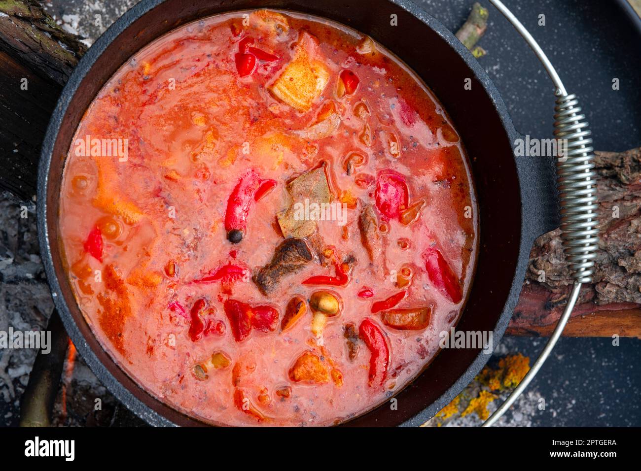 Kessel ungarische Gulaschsuppe mit Kartoffeln Stockfoto