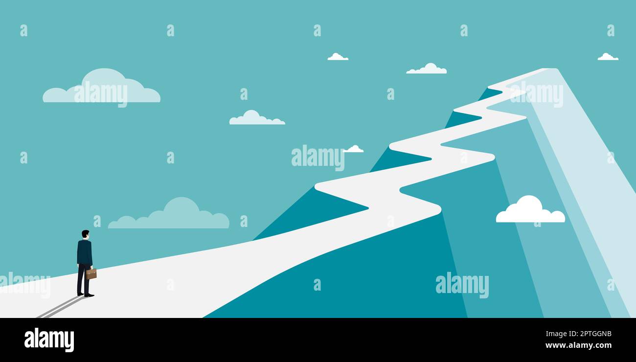 Mann auf Einem Berg, der stolz auf seinen Klettererfolg in die Wolken zieht. Stockfoto