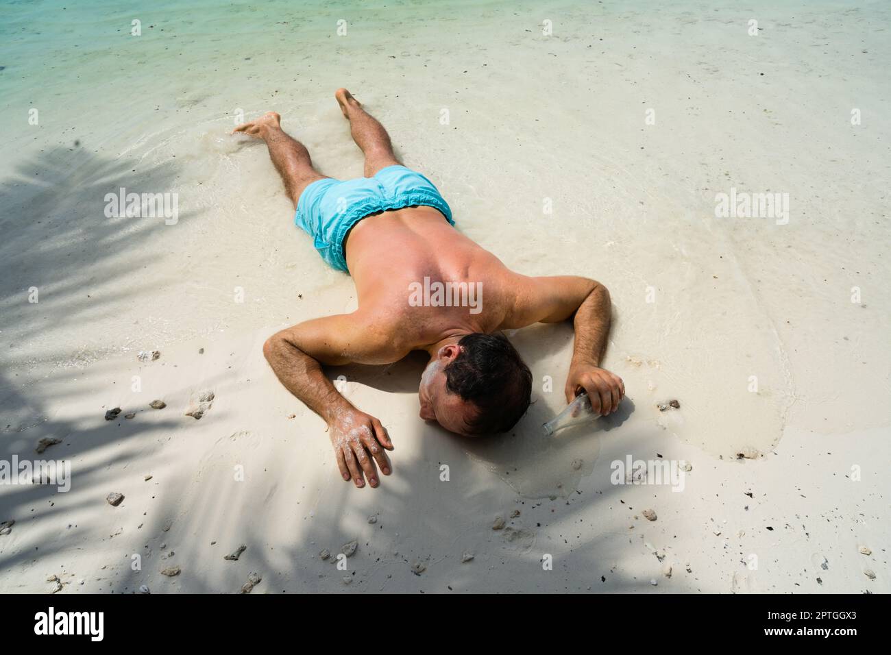 Betrunkene Reise Strandparty. Lustiger Urlaubstylegefühl Stockfoto