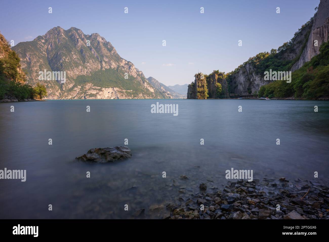 Tolle Aussicht auf die Berge und den See iseo von Riva di Solto, Langzeitbelichtung, Baia dal Bogn, Bergamo, Italien. Stockfoto