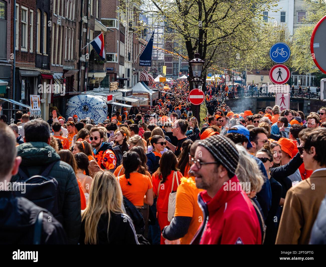 Amsterdam, Niederlande. 27. April 2023. Tausende von Menschen, die orangefarbene Kleidung tragen, werden auf den Straßen gesehen. Der Königstag ist bekannt für eines der größten und farbenprächtigsten Feste des Landes, insbesondere in Amsterdam. Die Stadt ist voller Orange, während die Menschen die größte Straßenparty des Jahres genießen, die freien Märkte genießen und Spaß auf den Booten entlang der Kanäle haben. Kredit: SOPA Images Limited/Alamy Live News Stockfoto