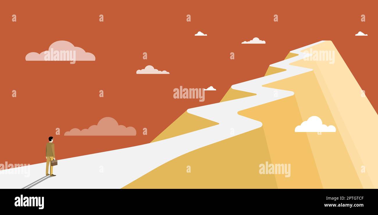 Mann auf Einem Berg, der stolz auf seinen Klettererfolg in die Wolken zieht. Stockfoto