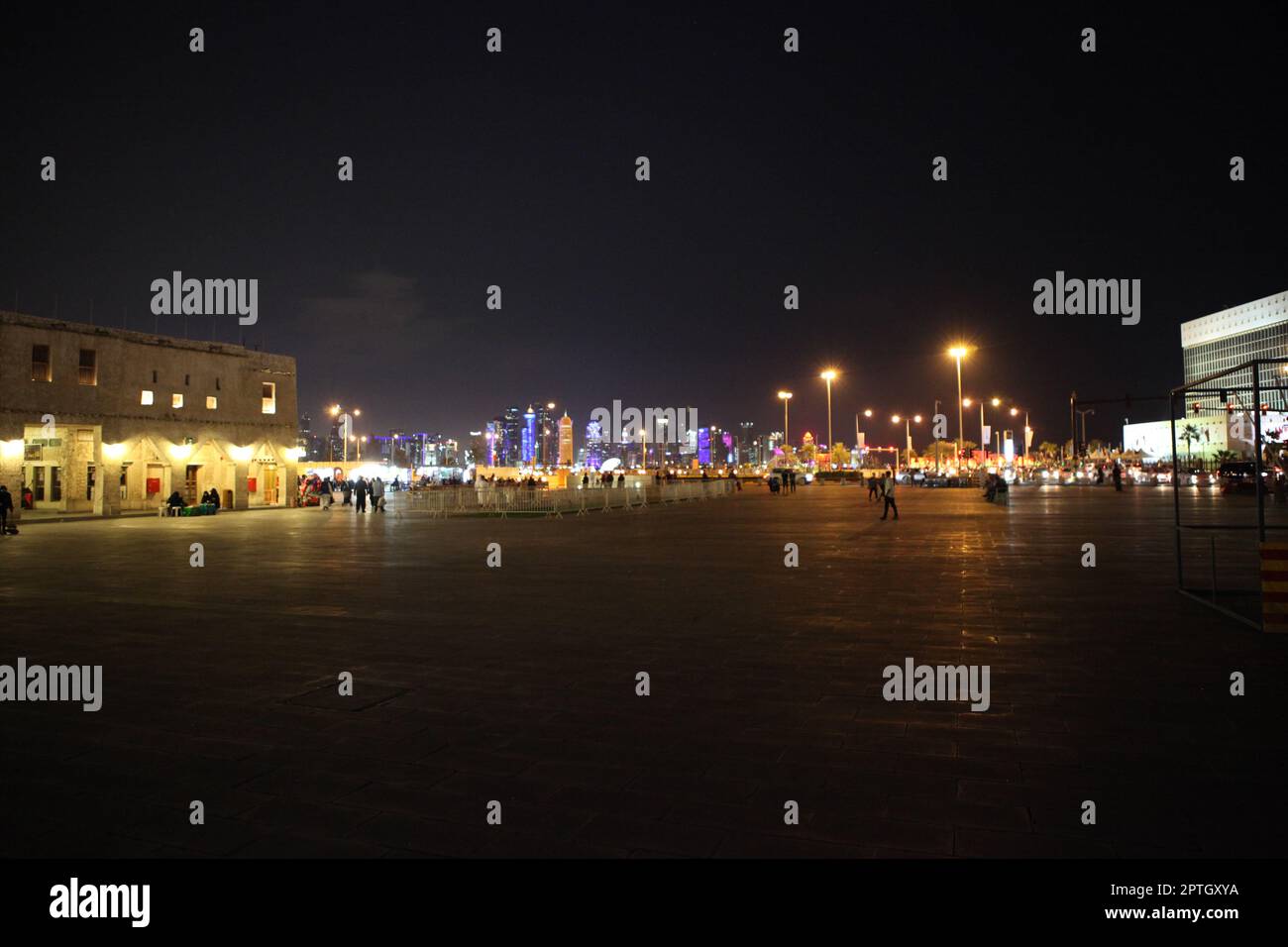 Katar, Doha bei Nacht. Moderne und traditionelle Stimmung Stockfoto