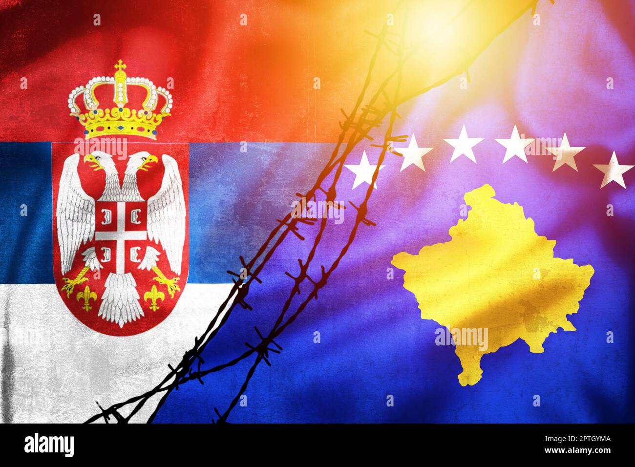Grunge Flaggen von Serbien und Kosovo geteilt durch Stacheldraht Sonne Dunst Illustration, Konzept der angespannten Beziehungen zwischen Serbien und Kosovo Stockfoto