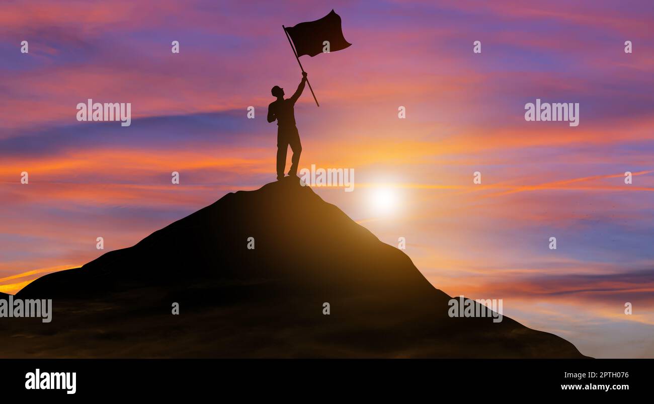 Silhouette Geschäftsmann mit Flagge kletterte auf die Spitze des Berges über den Himmel und Sonnenlicht Hintergrund. Erfolg, Zielerreichung, Führung und Busine Stockfoto