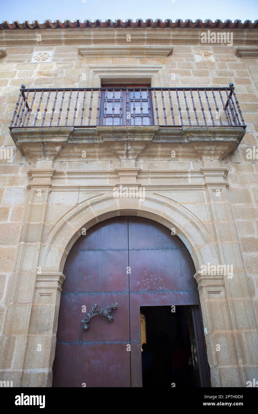 Kloster von San Benito, Muttersitz des Ordens von Alcantara, Caceres, Extremadura, Spanien. Haupttür Stockfoto