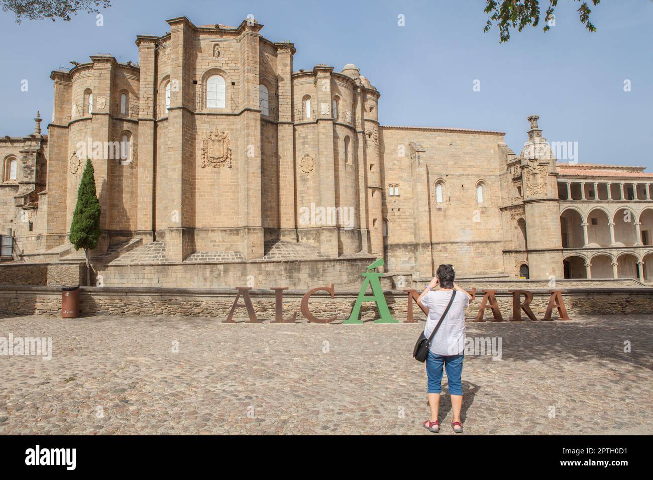 Touristen fotografieren im Kloster von San Benito, Hauptquartier des Ordens Alcantara, Caceres, Extremadura, Spanien Stockfoto