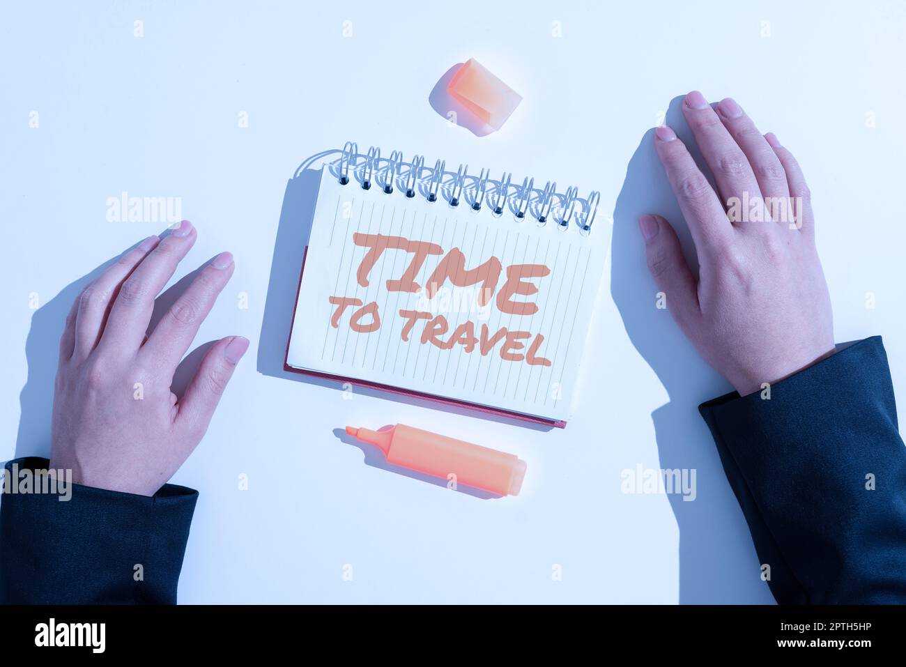 Schreiben Anzeige von Text Zeit auf TravelUmziehen oder von einem Ort zum anderen im Urlaub, Wort geschrieben auf Umzug oder von einem Ort zum anderen gehen Stockfoto