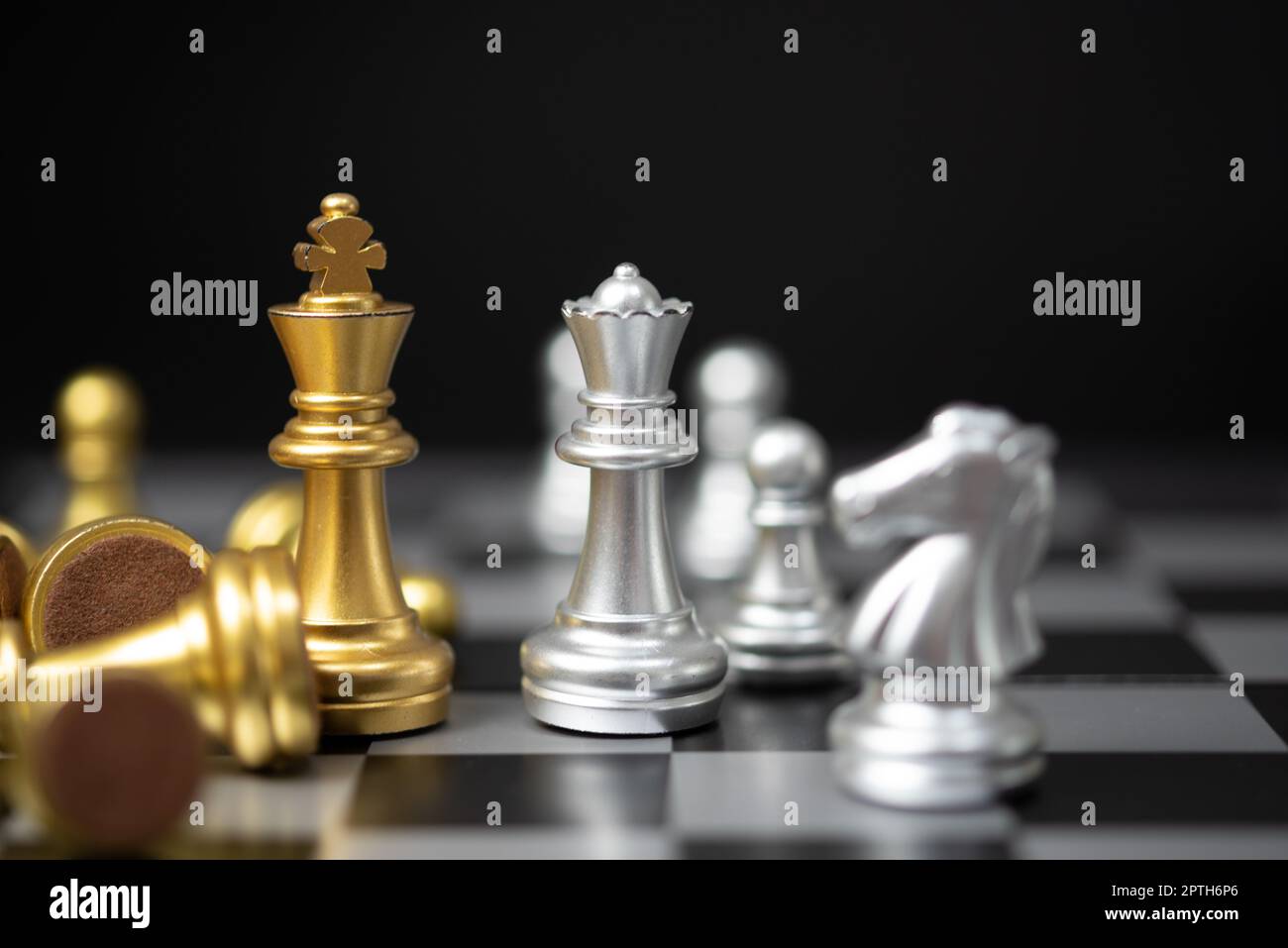 Ideen für Strategie und Geschäftsplanung. Chess Golden King steht der silbernen Königin auf dem Brett gegenüber. Stockfoto