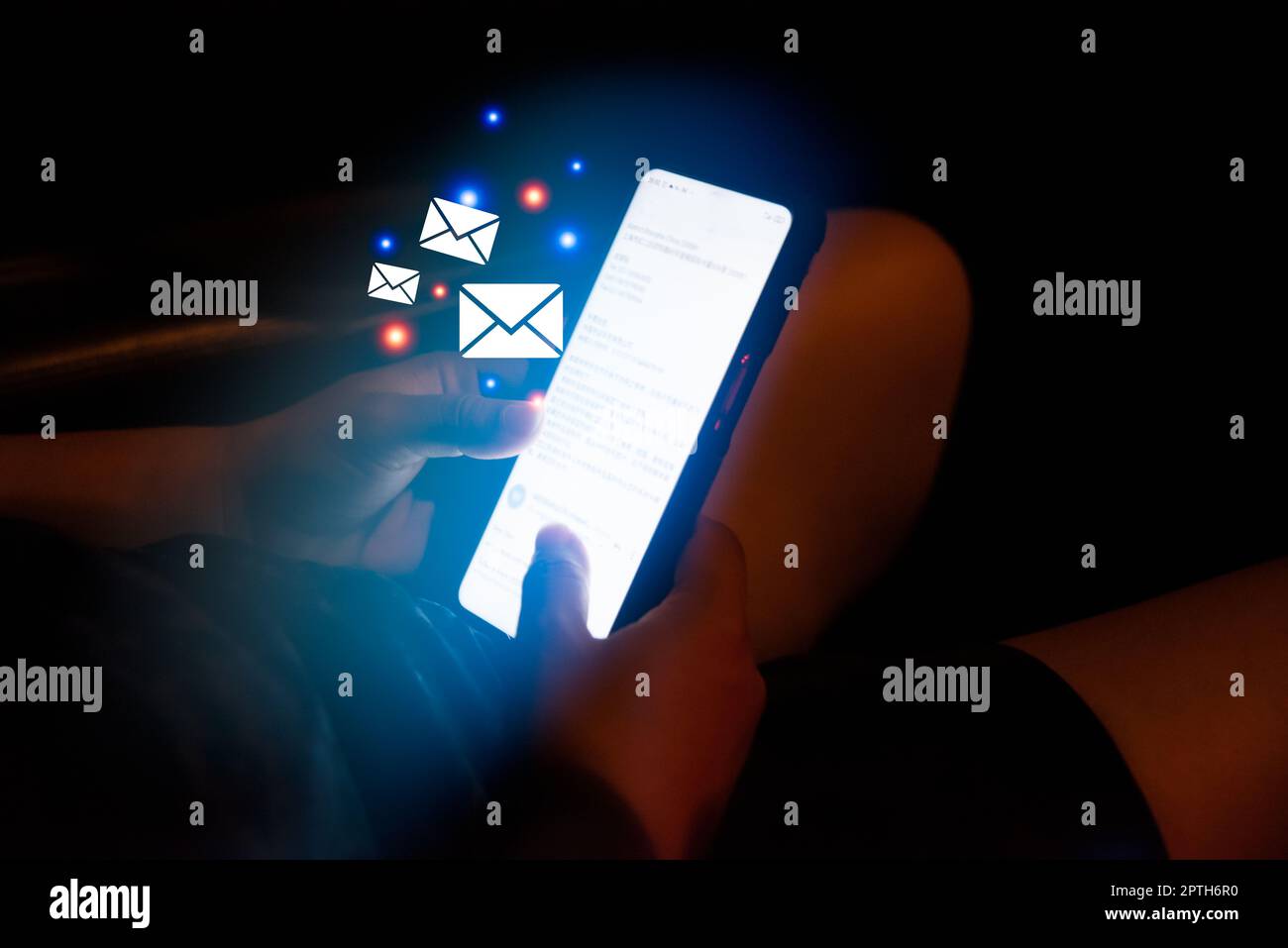 Frau Hand hält ein Telefon Überprüfung E-Mail-Symbol virtuellen Bildschirm im Auto in der Nacht.Digitale Technologie Verbindung Anwendung Nachricht Business-Konzept. Stockfoto