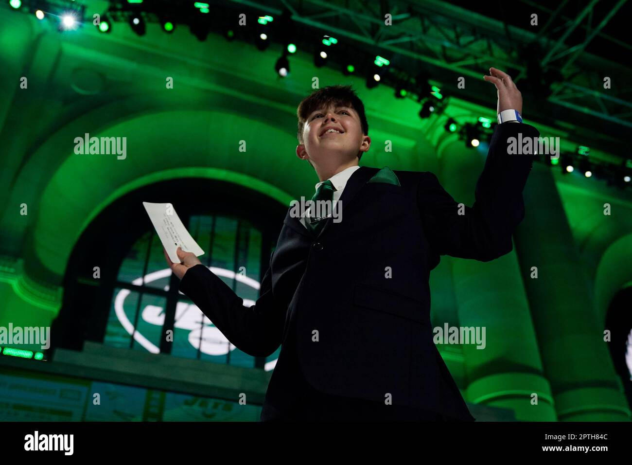 Kyle Stickles reacts after announcing a pick for the New York Jets during the first round of the NFL football draft, Thursday, April 27, 2023, in Kansas City, Mo. (AP Photo/Jeff Roberson) Stockfoto