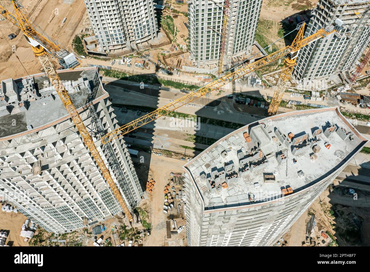 Bautätigkeit auf der Baustelle eines neuen Wohnungsgebäudes. Luftaufnahme von der fliegenden Drohne. Stockfoto