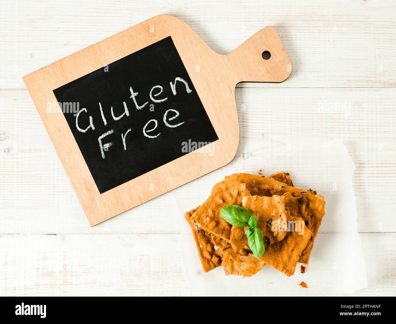 Glutenfreie Knäckebrot aus Buskweizenmehl. Grünes Buchweizenmehl geräuchertes Paprika Sonnenblumenkerne Zutaten hausgemachtes, gebackenes Knäckebrot. Idee zu Stockfoto