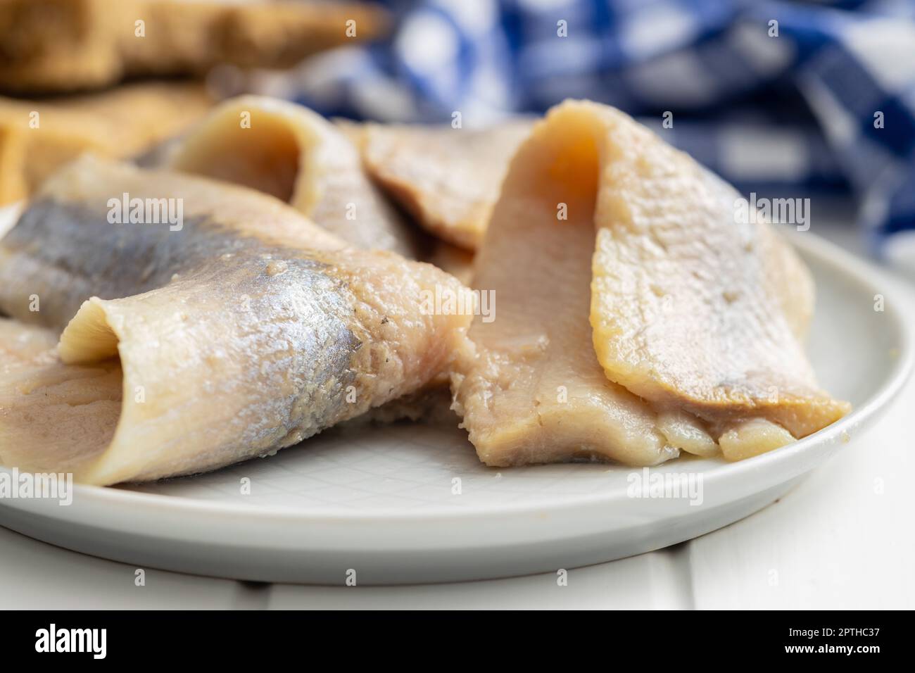 Marinierter Heringfisch auf dem Teller. Stockfoto