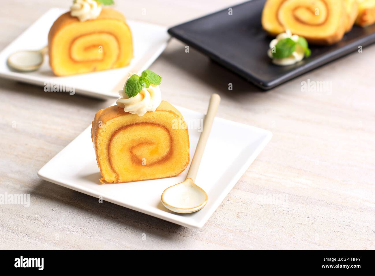 Scheiben Ananaskuchen oder Bolu Gulung Nanas, dünner Kuchen gerollt mit Ananasmarmelade mit Käsezuckercreme oben. Stockfoto