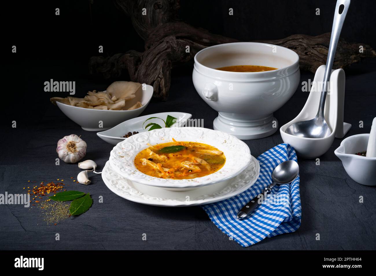 Pikante Austernsuppe mit Hühnerfleisch Stockfoto