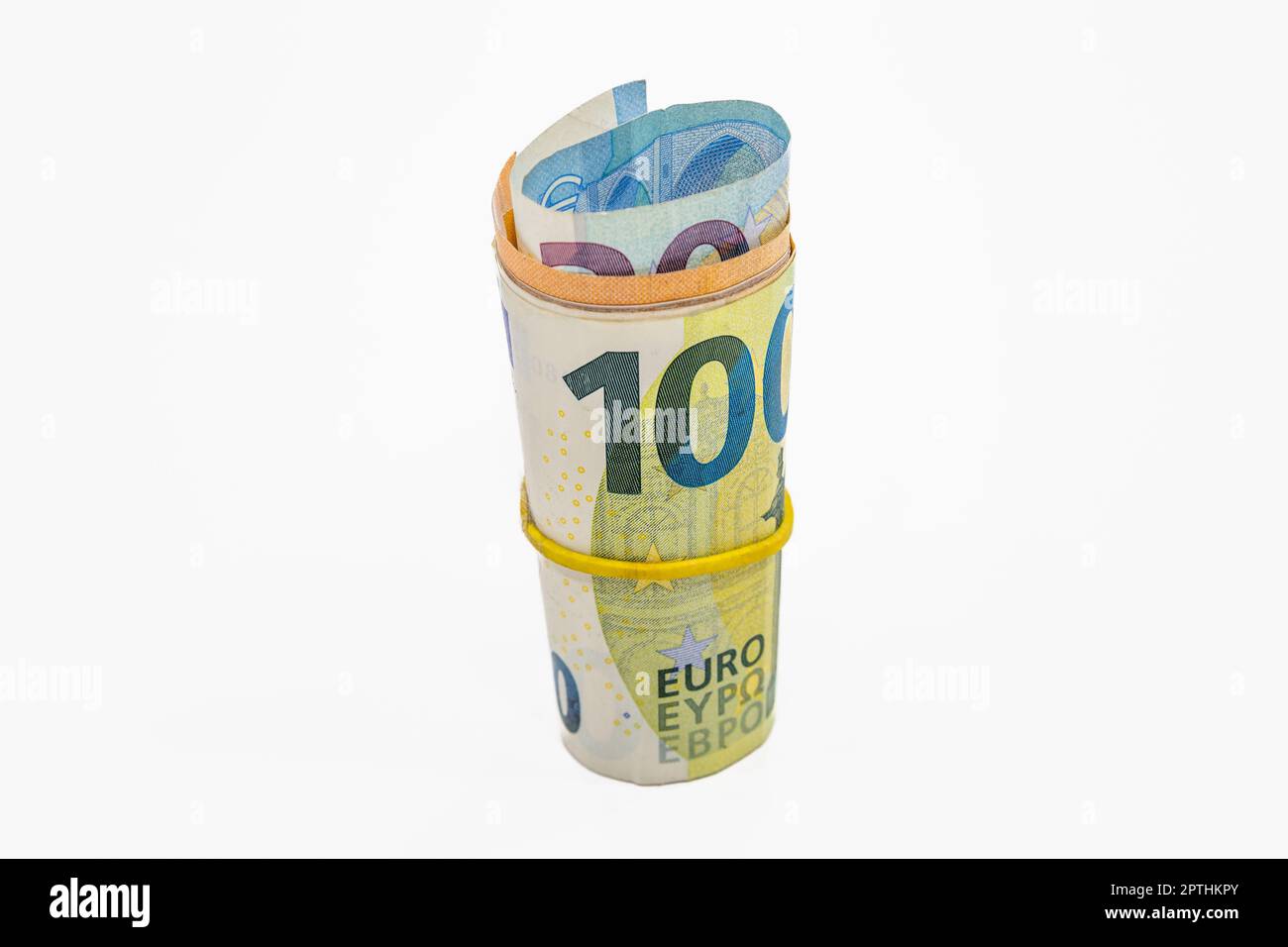Rolle der Euro-Noten im Gummiband. EU-Banknoten in einer Geldrolle. Konzept der organisierten Kriminalität. Stockfoto