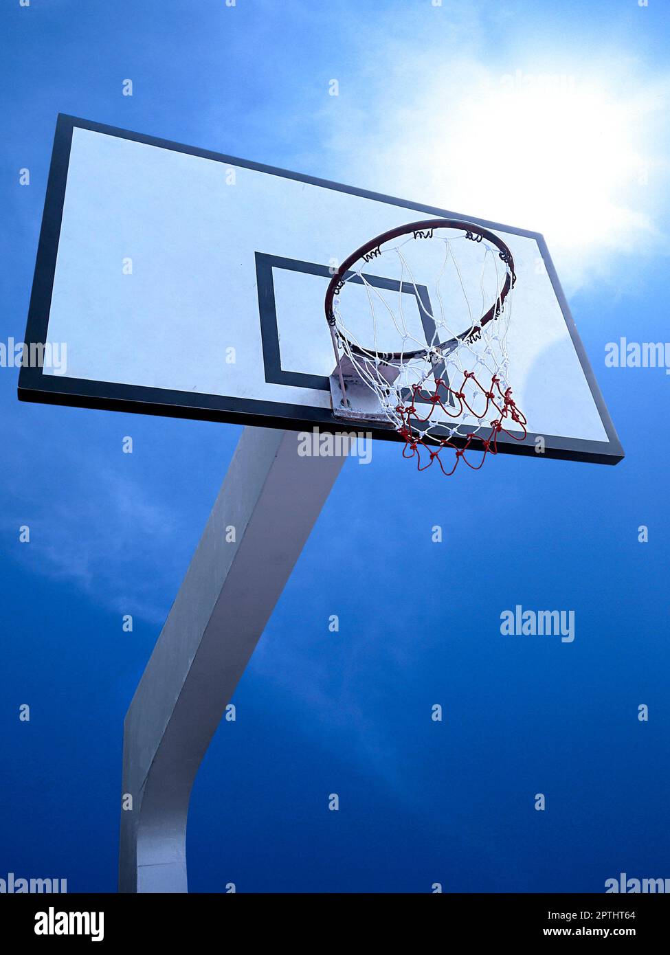 Low Angle View der Basketballkorb gegen den blauen Himmel Stockfoto