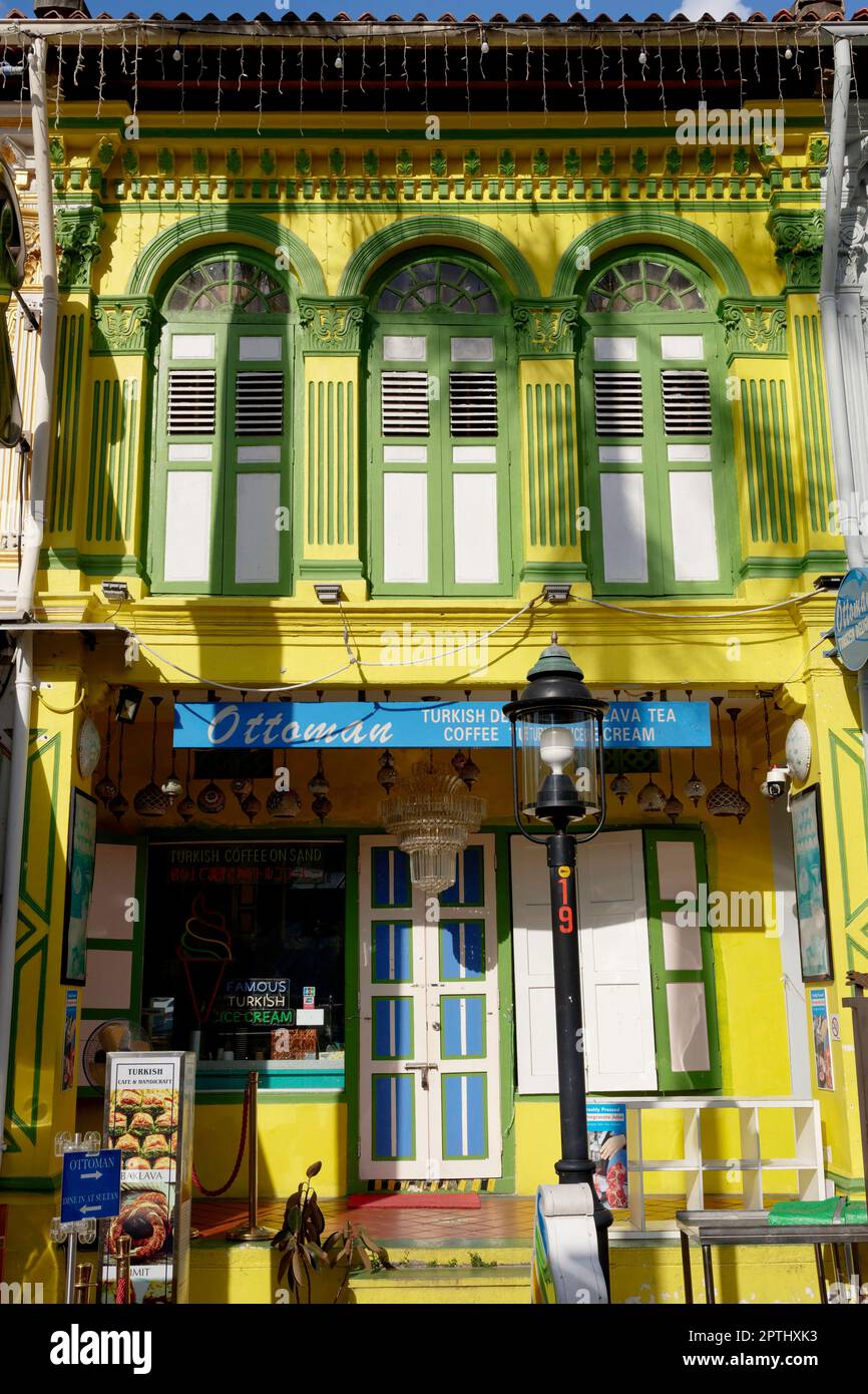 „Ottomanische türkische Köstlichkeiten“, eine türkische Bäckerei/Süßwaren in der Bussorah Street, Kampong Glam, Singapur, in einem perankanischen Trad. Ladenhaus Stockfoto