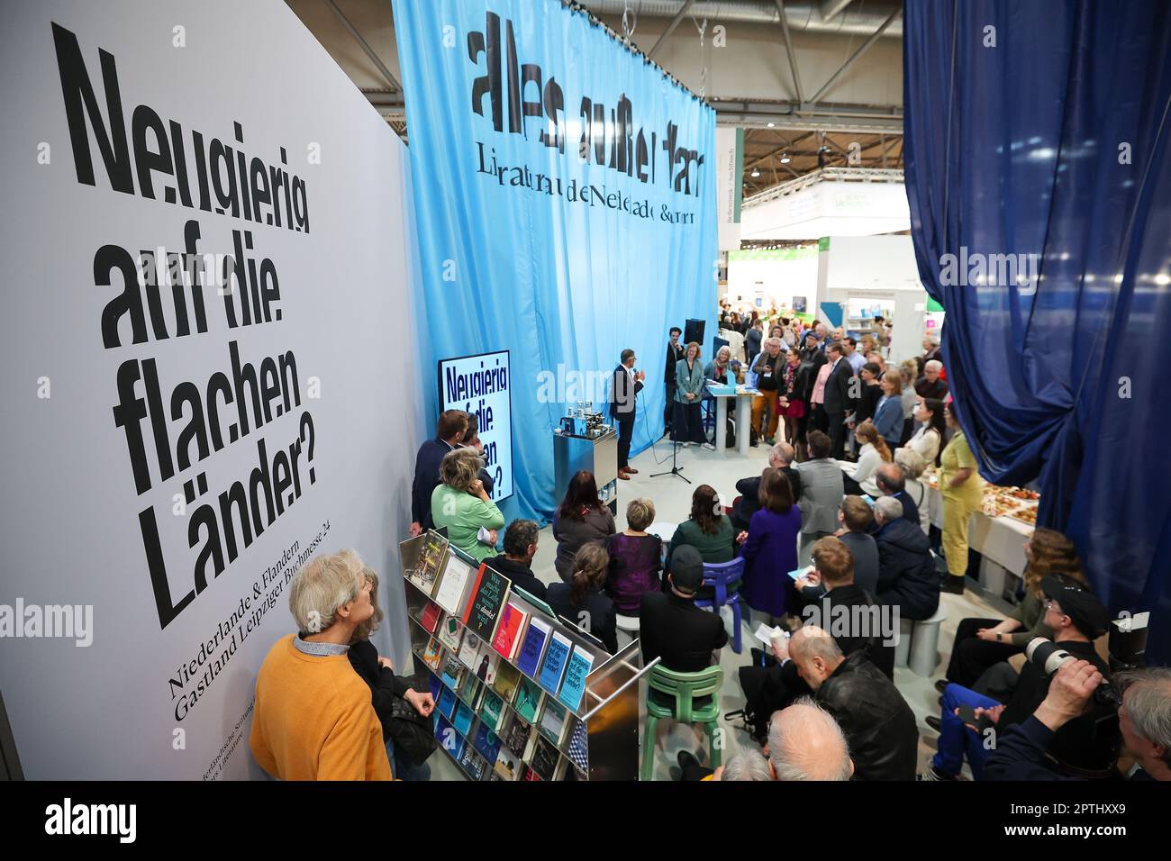Leipzig, Deutschland. 27. April 2023. Messebesucher stehen am Stand der