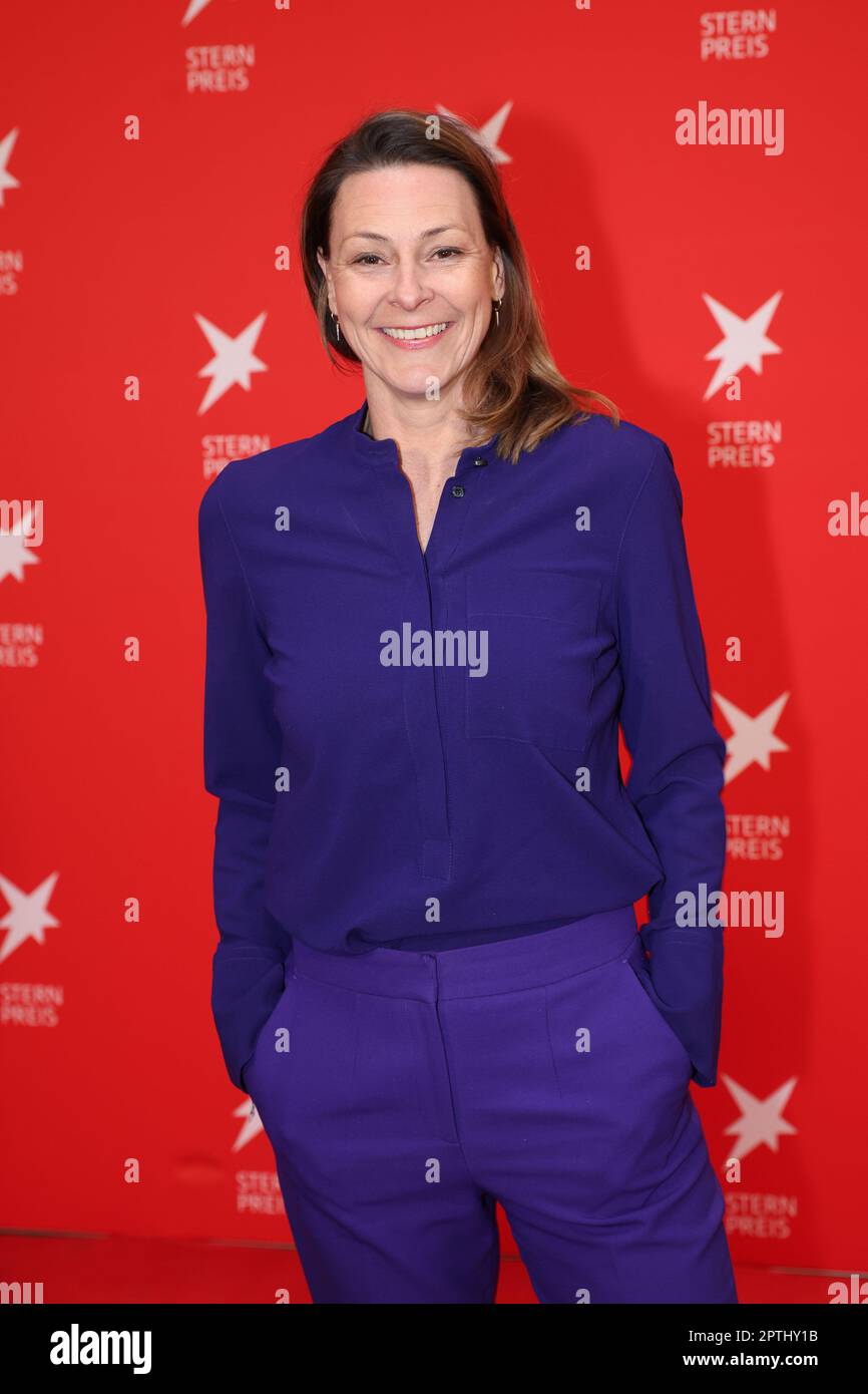Hamburg, Deutschland. 26. April 2023. Anja Reschke, Moderatorin und Journalistin, trifft bei der Preisverleihung Stern 2023 im Restaurant Hobenköök ein. Die Auszeichnungen wurden vom Magazin „Stern“ für herausragende journalistische Leistungen gesponsert, und unabhängige Jurymitglieder entschieden über die Auszeichnungen in sechs Kategorien. Kredit: Christian Charisius/dpa/Alamy Live News Stockfoto
